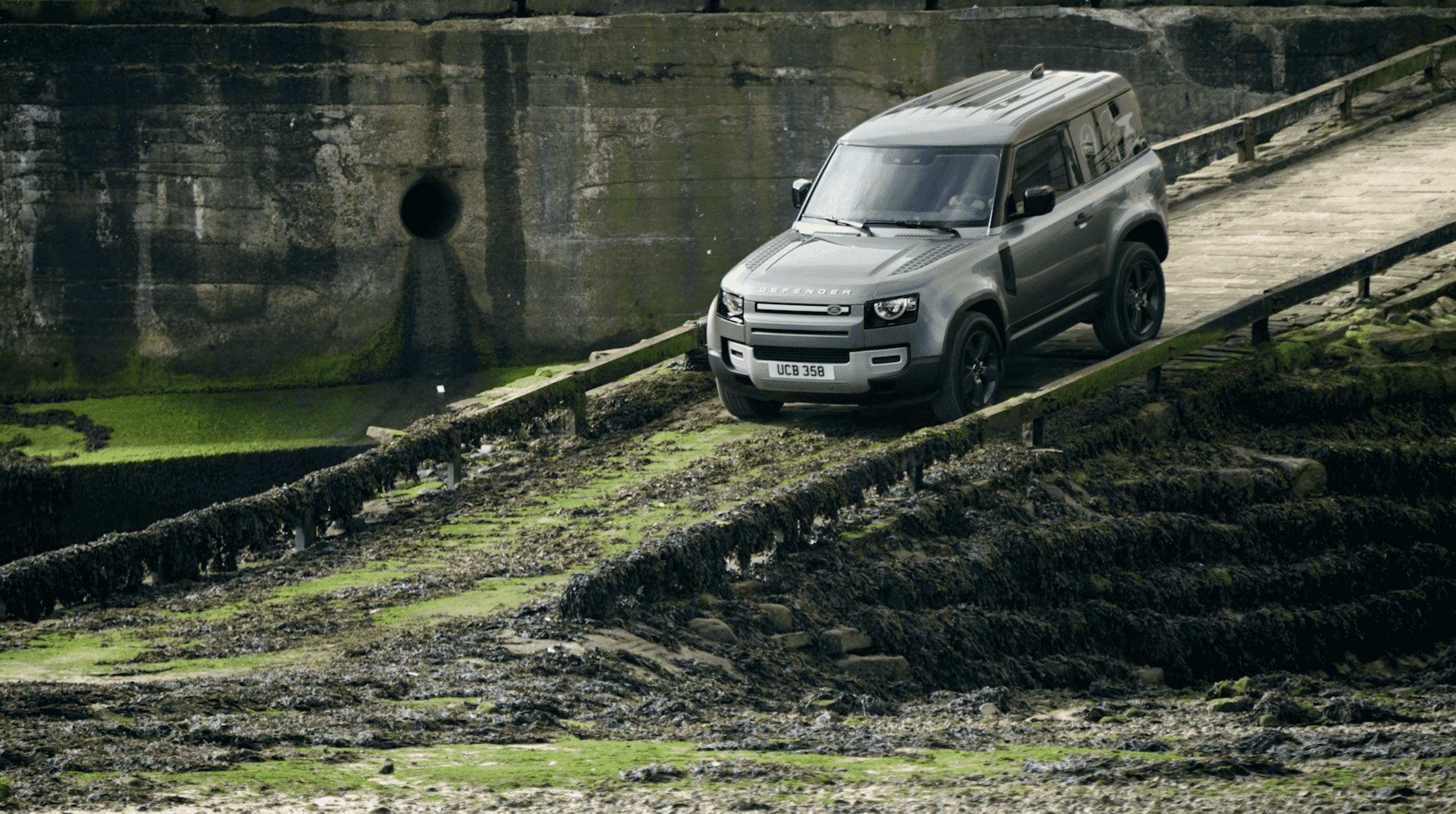Land Rover Defender varebil i nedoverbakke