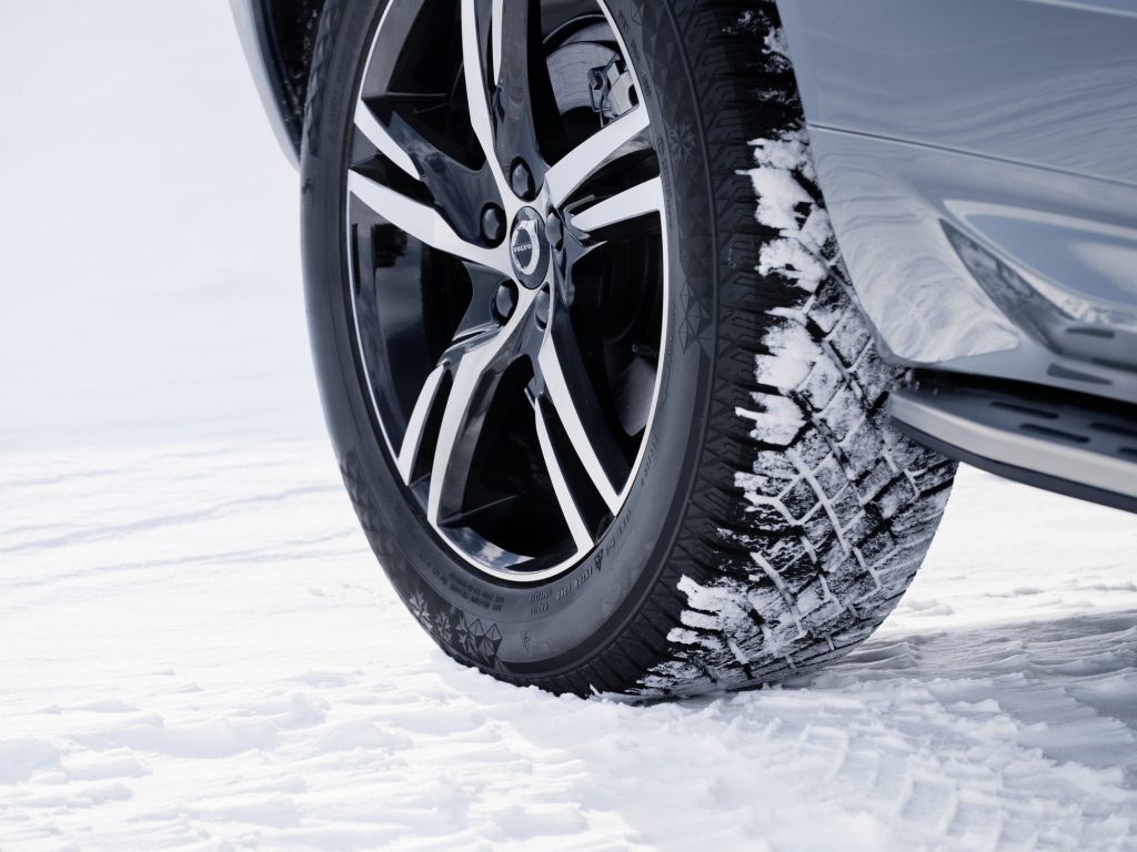 Bilhjul på snødekt bakke