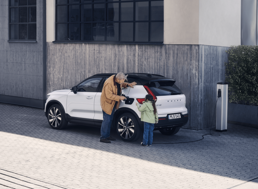 Far og datter foran ladbar Volvo