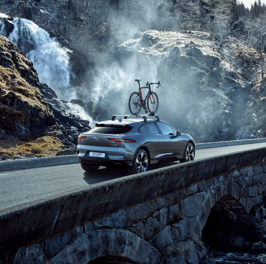 Jaguar med sykkelholder foran fossefall