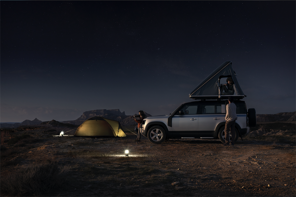 Bil på camping med telt foran og og på taket