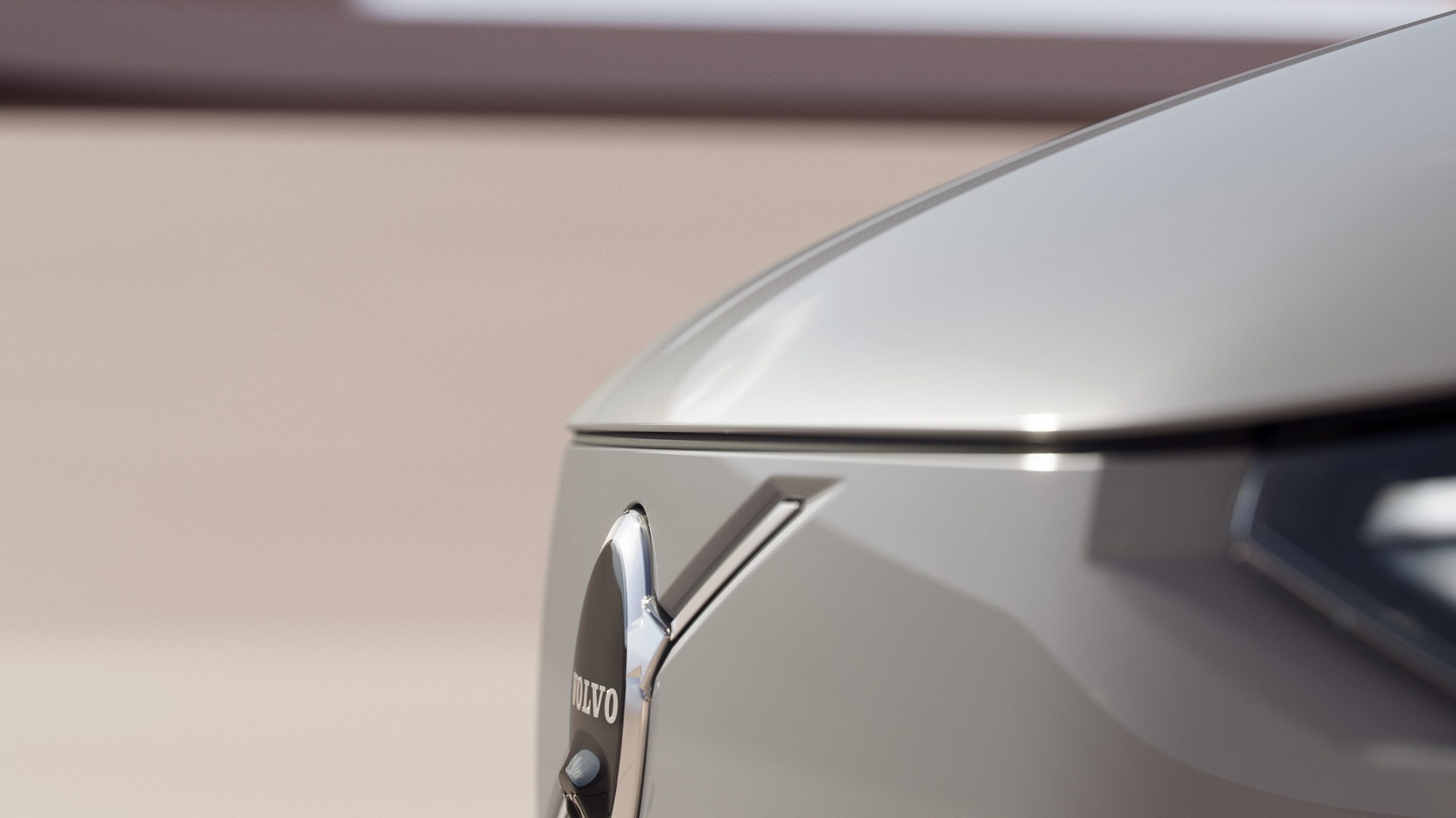 Nærbilde av dronten til grå Volvo XE90