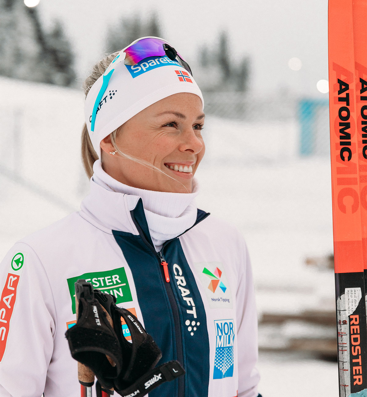 Kvinne (Anne Kjersti Kalvå) holder et par ski og smiler