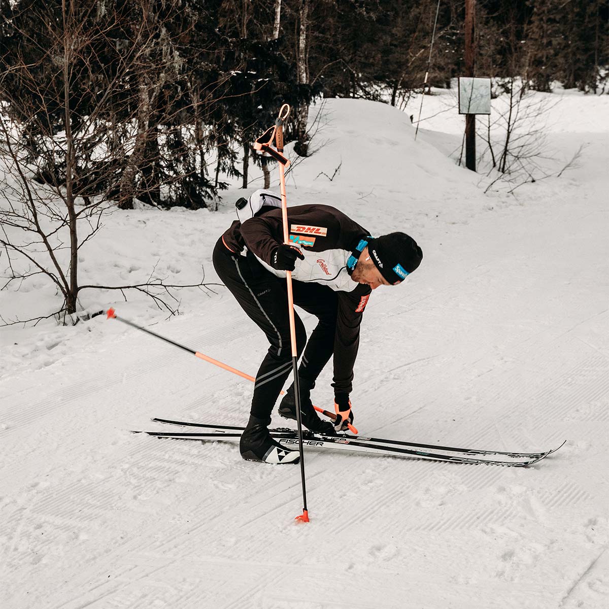 Emil iversen tar på seg langrennski i skiløype