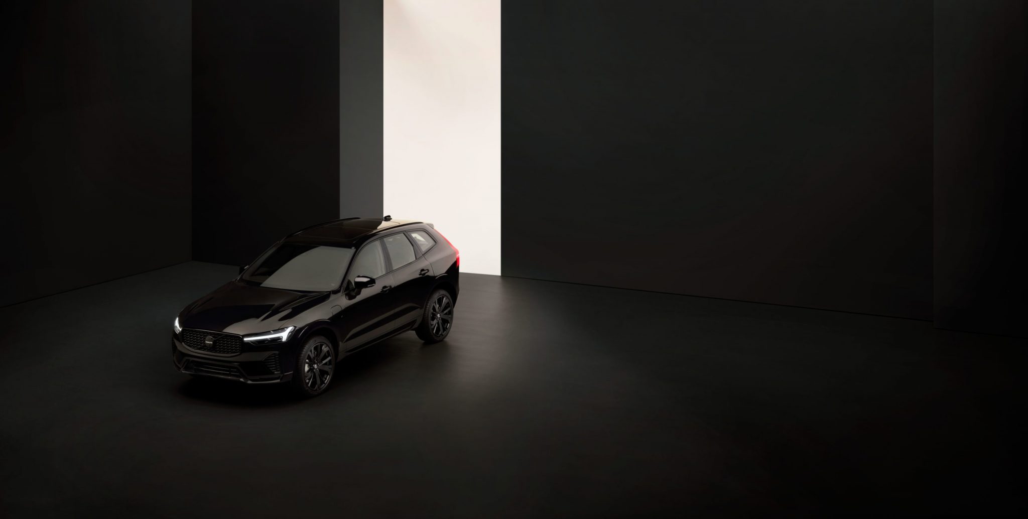 Svart Volvo XC60 i mørkt rom