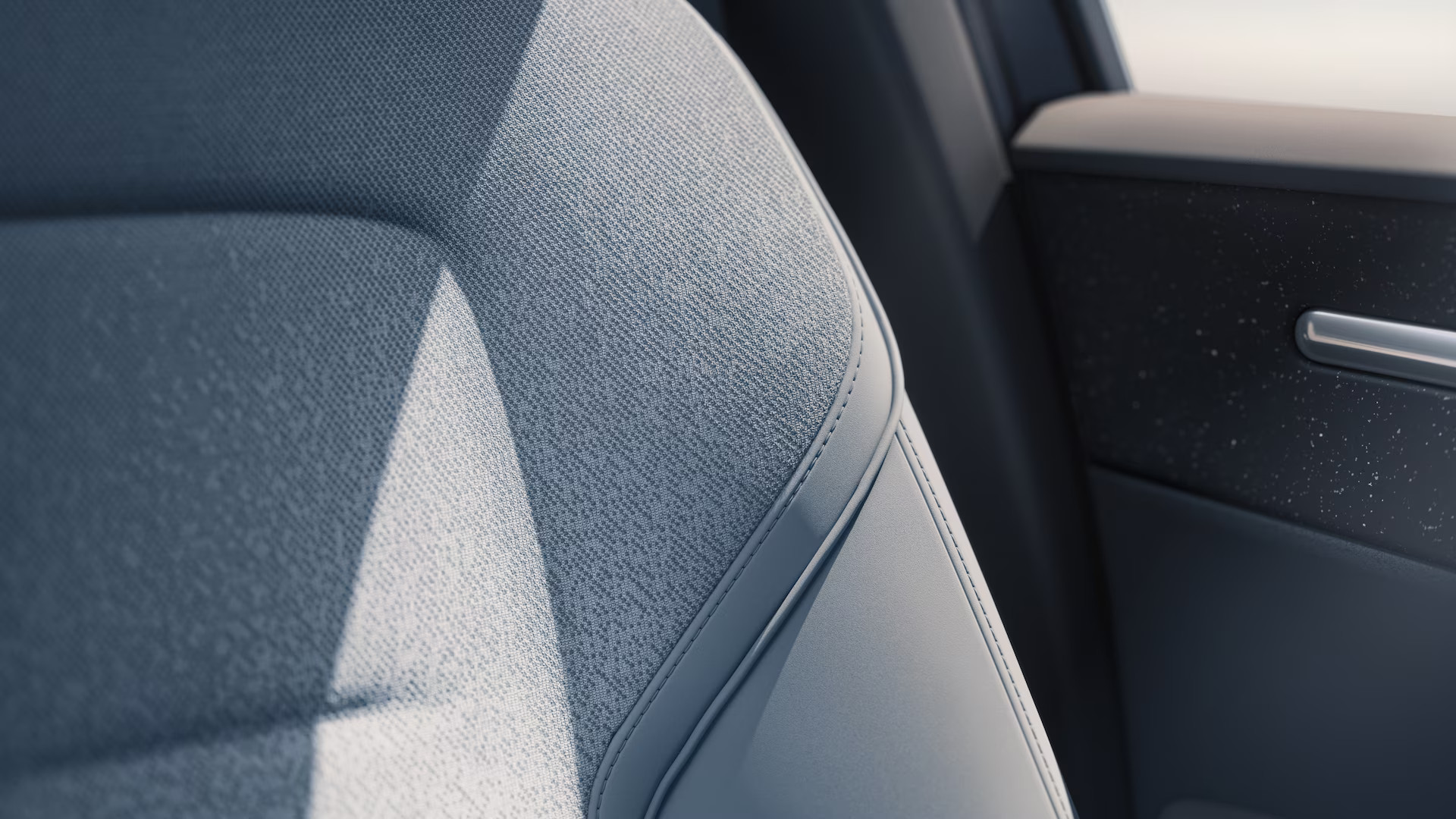 Nårbilde av grått sete i Volvo EX30