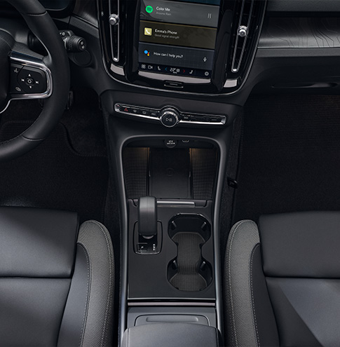 Detaljbilde av midtskjerm og girspak fra innsiden av en Volvo EX40