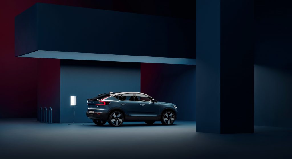 Mørk blå Volvo i et mørk blått rom