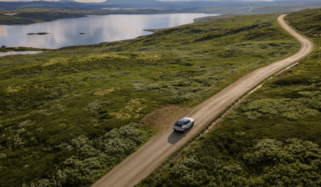 Dronebilde av bil på landevei