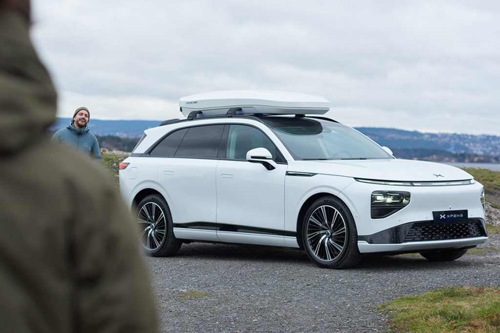 Hvit Xpeng G9 parkert på grusvei