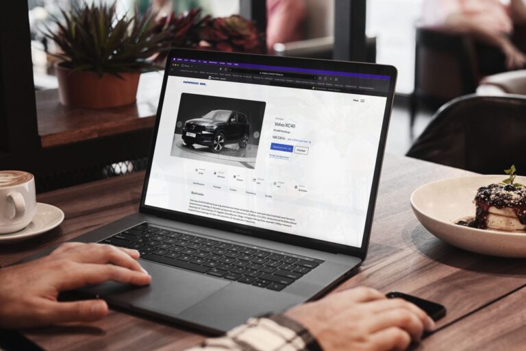 Bilde av en laptop på et bord med Nardo Bil Bilforhandler
