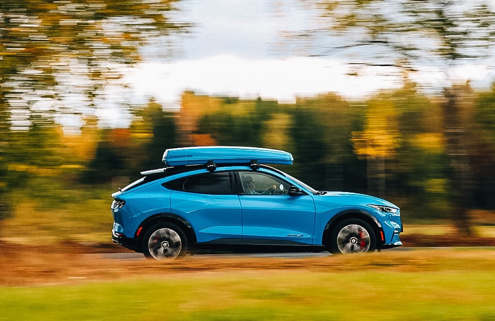 Blå Ford Mach-e